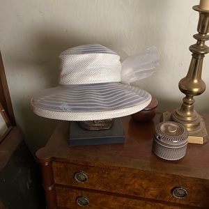 Tulle with ribbed material hat